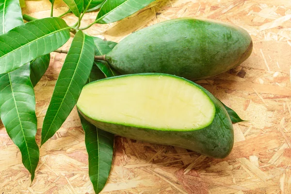 Mango und Blatt. — Stockfoto