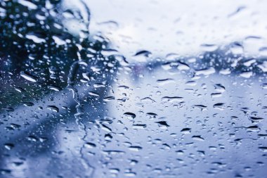 Camda yağmur.