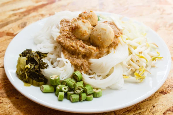 Rice noodles in fish curry sauce (Kanom Jeen Nam Ya). — Stock Photo, Image