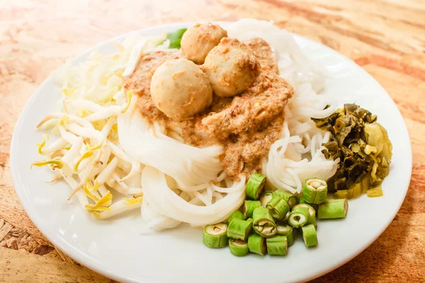 Rice noodles in fish curry sauce (Kanom Jeen Nam Ya). — Stock Photo, Image