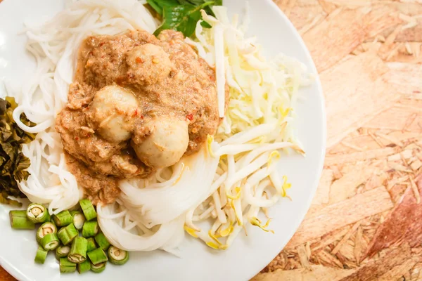 Rice noodles in fish curry sauce (Kanom Jeen Nam Ya). — Stock Photo, Image