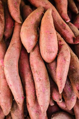 Ham tatlı patates, tatlı patates içinde belgili tanımlık çarşı.