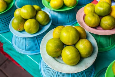 Yerel pazarda limon.