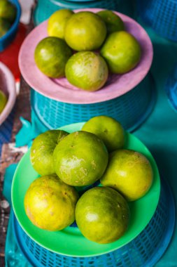 Yerel pazarda limon.