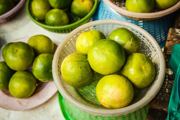 Citrons sur le marché local . — Photo