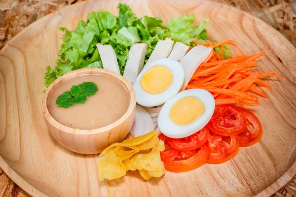 Islamic Salad on plate. — Stock Photo, Image