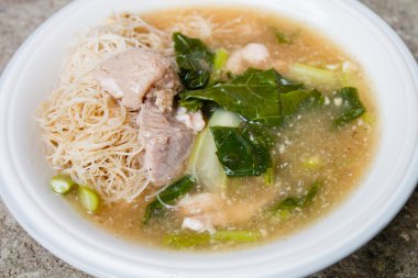 İnce pirinç noodle ve kalın sos (Rad Na domuz).