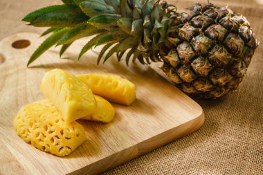 Ananas kesme tahtaları ahşap üzerine.