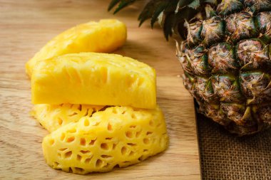 Ananas kesme tahtaları ahşap üzerine.
