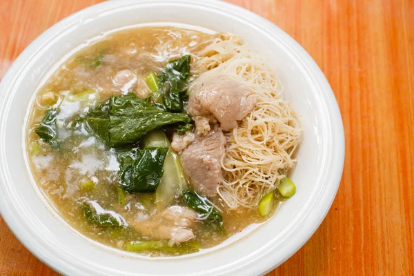 İnce pirinç noodle ve kalın sos (Rad Na domuz).