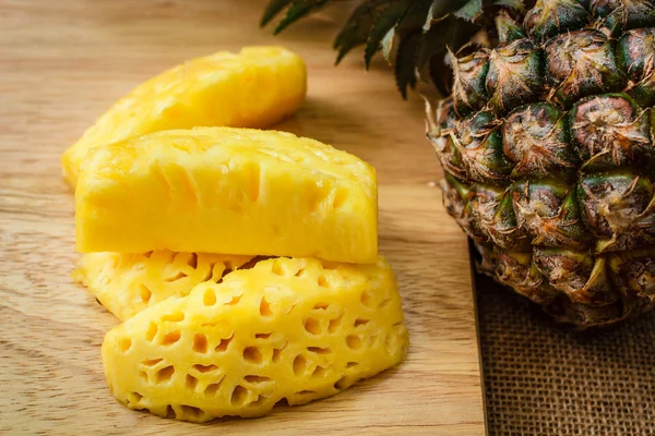 Ananas kesme tahtaları ahşap üzerine.