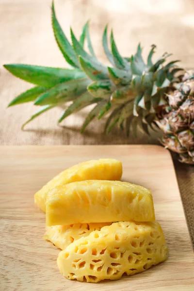 Ananas kesme tahtaları ahşap üzerine.