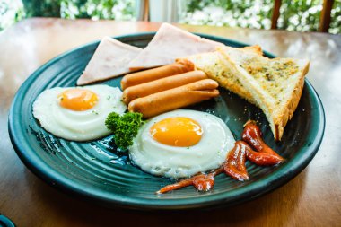 Kızarmış yumurta, pastırma, sosis ve tost Kahvaltı.