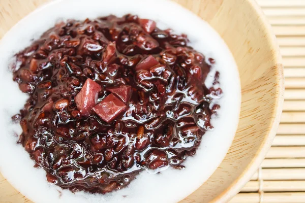 Pudín de arroz negro pegajoso con taro, postre tailandés . — Foto de Stock