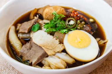 Yapıştır pirinç unu veya gevrek domuz çorbası.