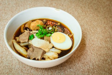 Yapıştır pirinç unu veya gevrek domuz çorbası.