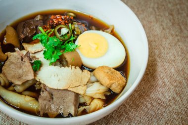 Yapıştır pirinç unu veya gevrek domuz çorbası.