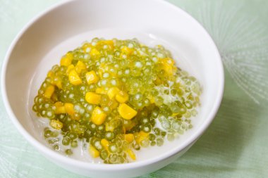 İnci tapyoka pudingi ve tatlı Hindistan cevizi sütü mısır.