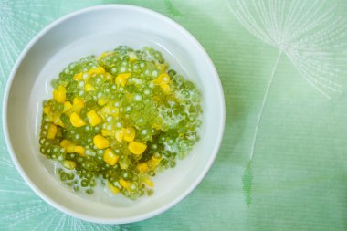 İnci tapyoka pudingi ve tatlı Hindistan cevizi sütü mısır.