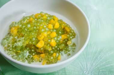 İnci tapyoka pudingi ve tatlı Hindistan cevizi sütü mısır.