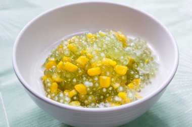 İnci tapyoka pudingi ve tatlı Hindistan cevizi sütü mısır.