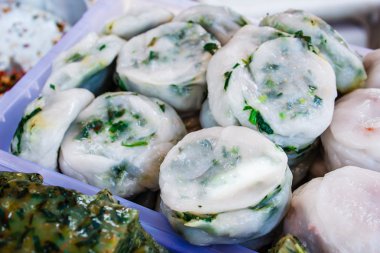 Buharda pişmiş hamur tatlısı, sarımsak chives ile doldurulmuş Kuicheai buğulama.