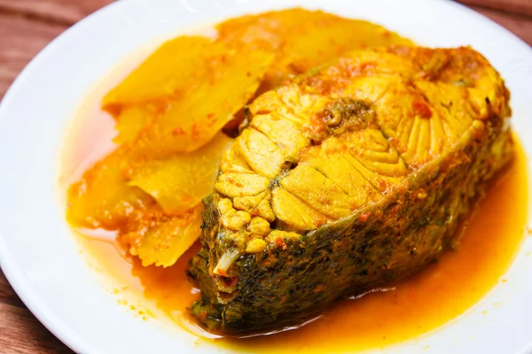 Csípős-savanyú hal és papaya. — Stock Fotó