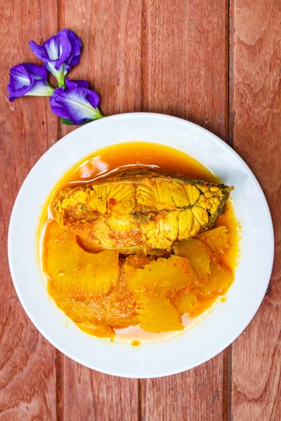 Heiß und sauer mit Fisch und Papaya. — Stockfoto