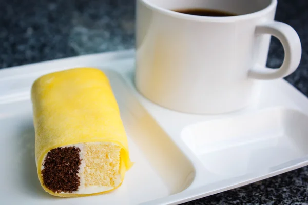 Coffee break with cake at business meeting. — Stock Photo, Image