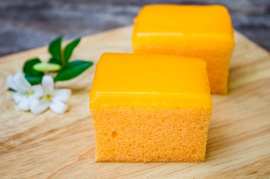 Ahşap arka plan üzerinde turuncu kek.