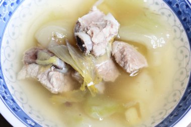 Domuz kaburga ile turşu lahana çorbası.