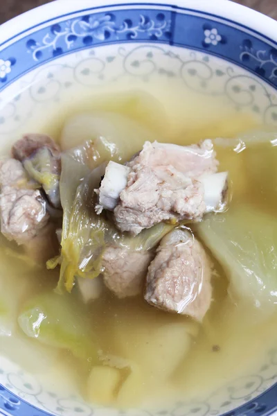 Soupe au chou mariné avec côtes de porc . — Photo