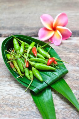 Ahşap arka planda kırmızı biber.