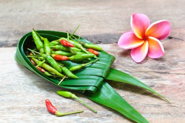 Ahşap arka planda kırmızı biber.