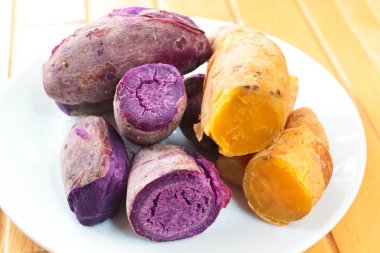 buharda pişmiş tatlı patates ya da pişmiş tatlı patates.