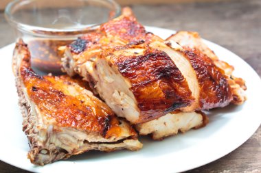 Tabakta kızarmış tavuk..