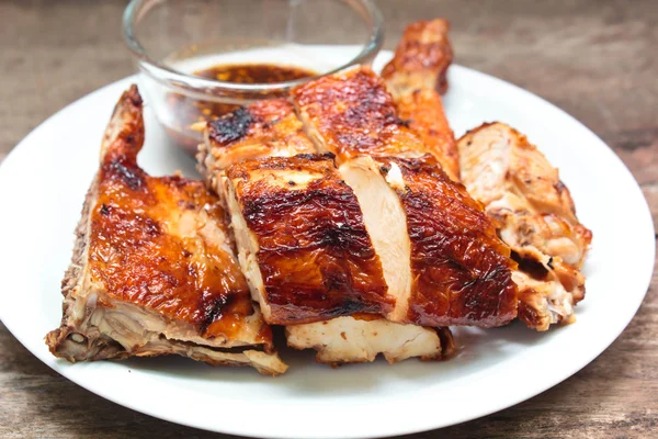 Ayam panggang di piring. — Stok Foto
