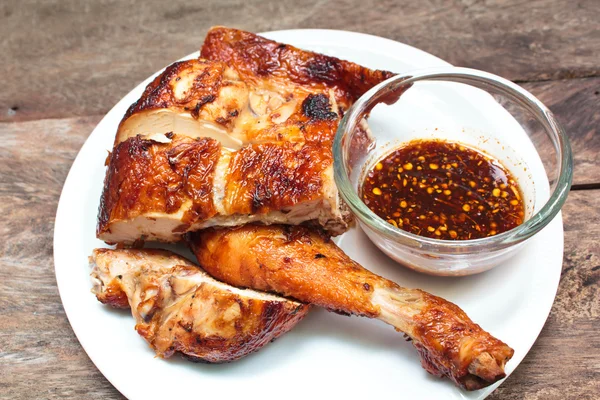 Ψητό κοτόπουλο στο πιάτο. — Φωτογραφία Αρχείου
