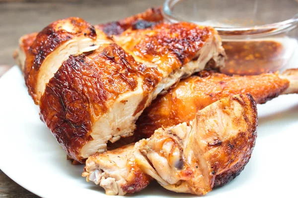 Grilované kuře na talíři. — Stock fotografie