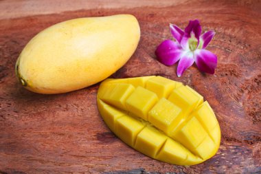 Ahşap arka plan üzerinde taze sarı olgun mango.