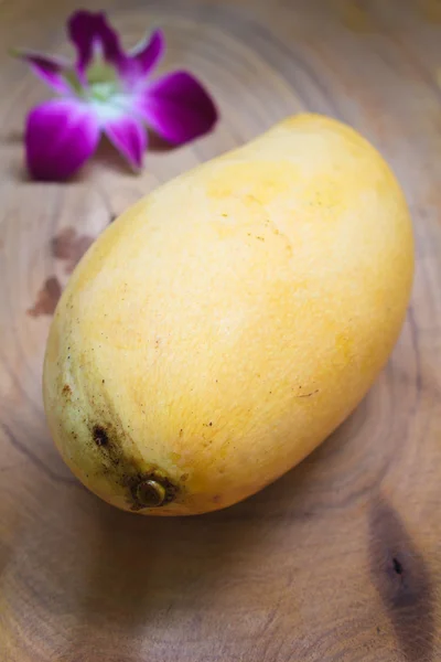 Fresh yellow ripe mango on wood  background. — Stock Photo, Image