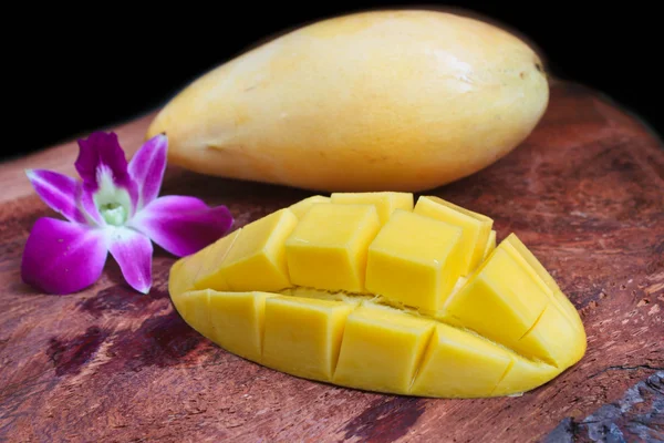 Fresh yellow ripe mango on wood  background. — Stock Photo, Image