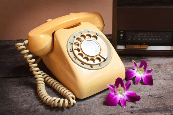 Old radio and retro telephone. — Stock Photo, Image