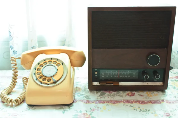 Старе радіо і ретро телефон . — стокове фото