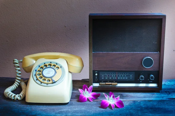 Old radio and retro telephone. — Stock Photo, Image