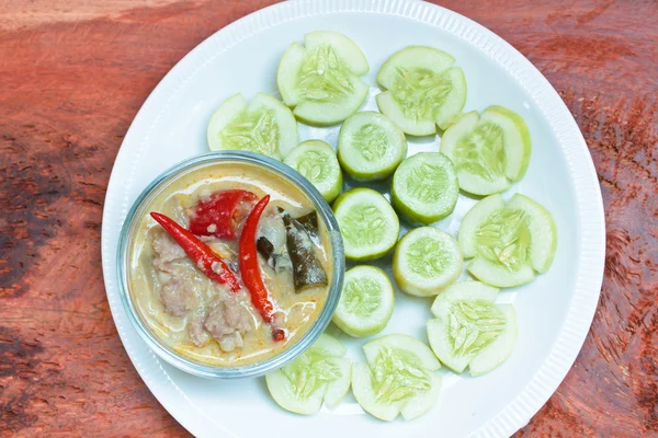 Cozinhe costeletas de porco com pepino . — Fotografia de Stock