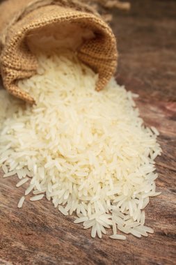 küçük çuval çuval pirinç.
