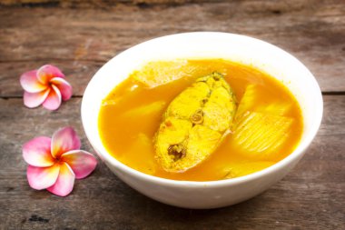 Sıcak ve ekşi ile balık.