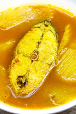 Sıcak ve ekşi ile balık.