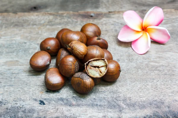 Castanha sobre fundo de madeira . — Fotografia de Stock